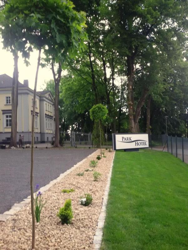 Park Hotel Dobrodzien ภายนอก รูปภาพ